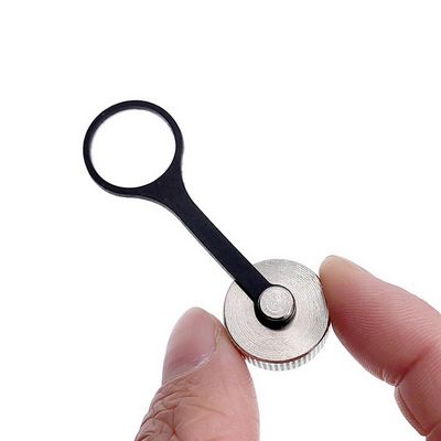 Poklopac priključka punjača, metalni s gumenim nosačem                                                           1874